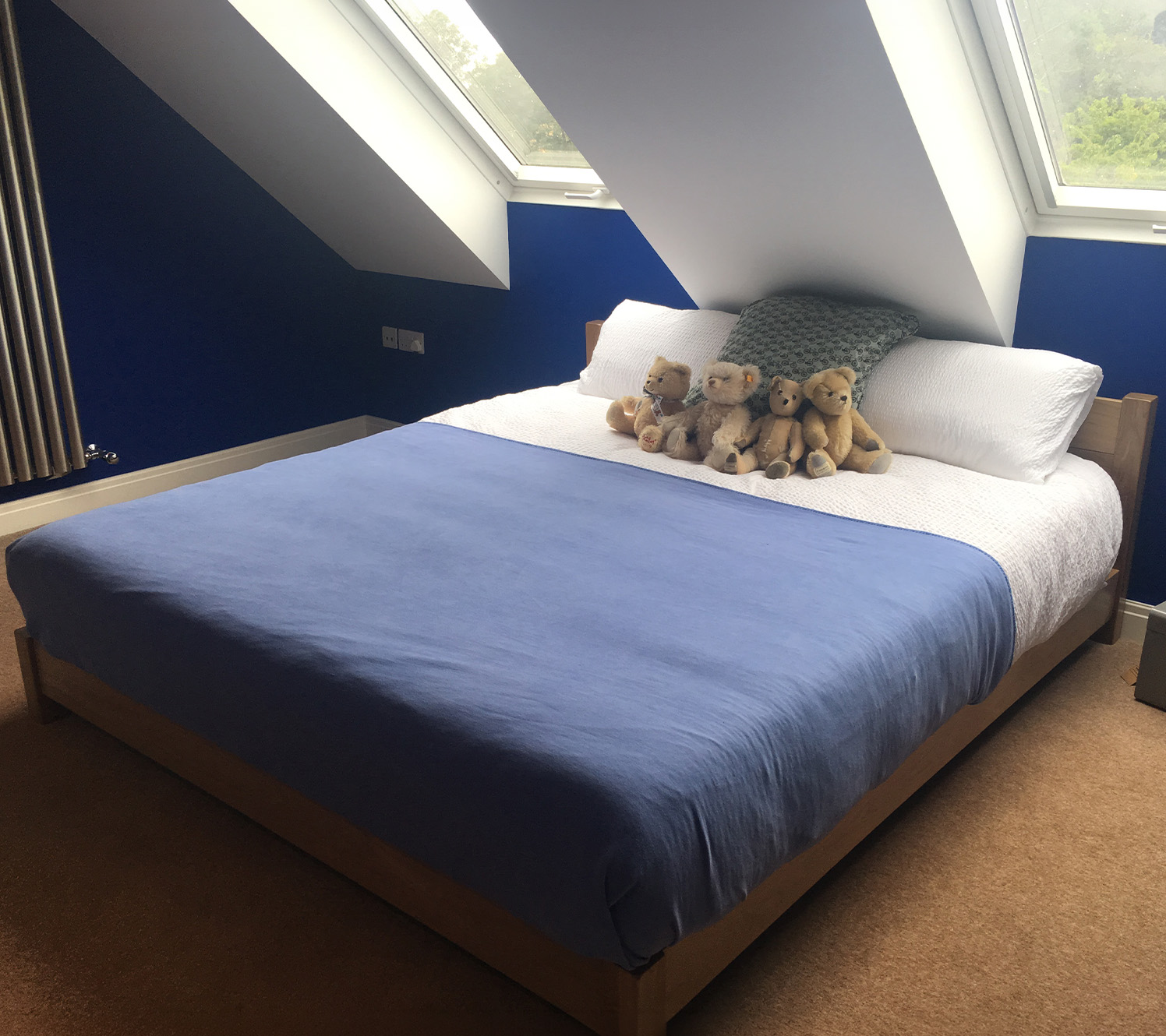 Décor de chambre bleu gris avec considérations architecturales