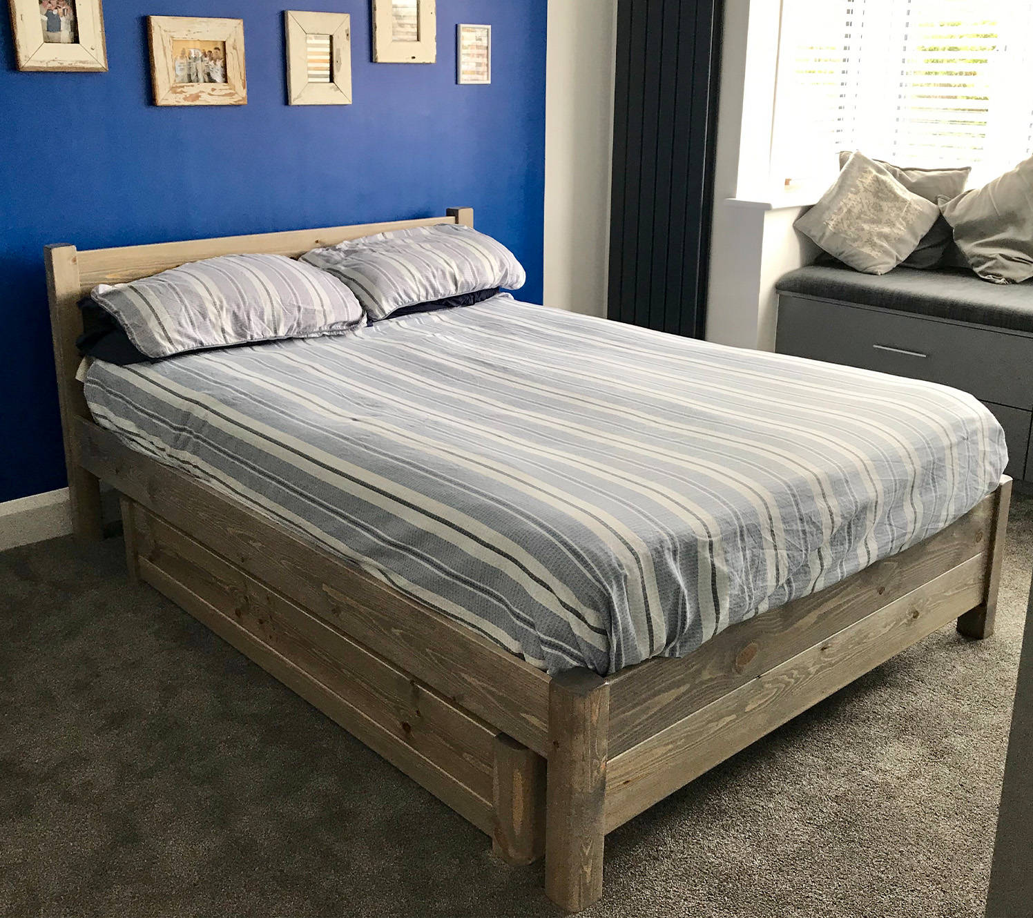 Rangement de chambre gris et bleu