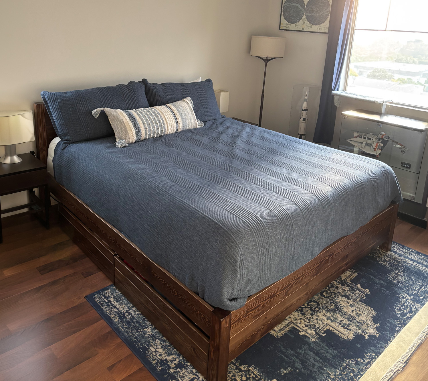 Cadre de lit en bois dans une chambre bleu et gris