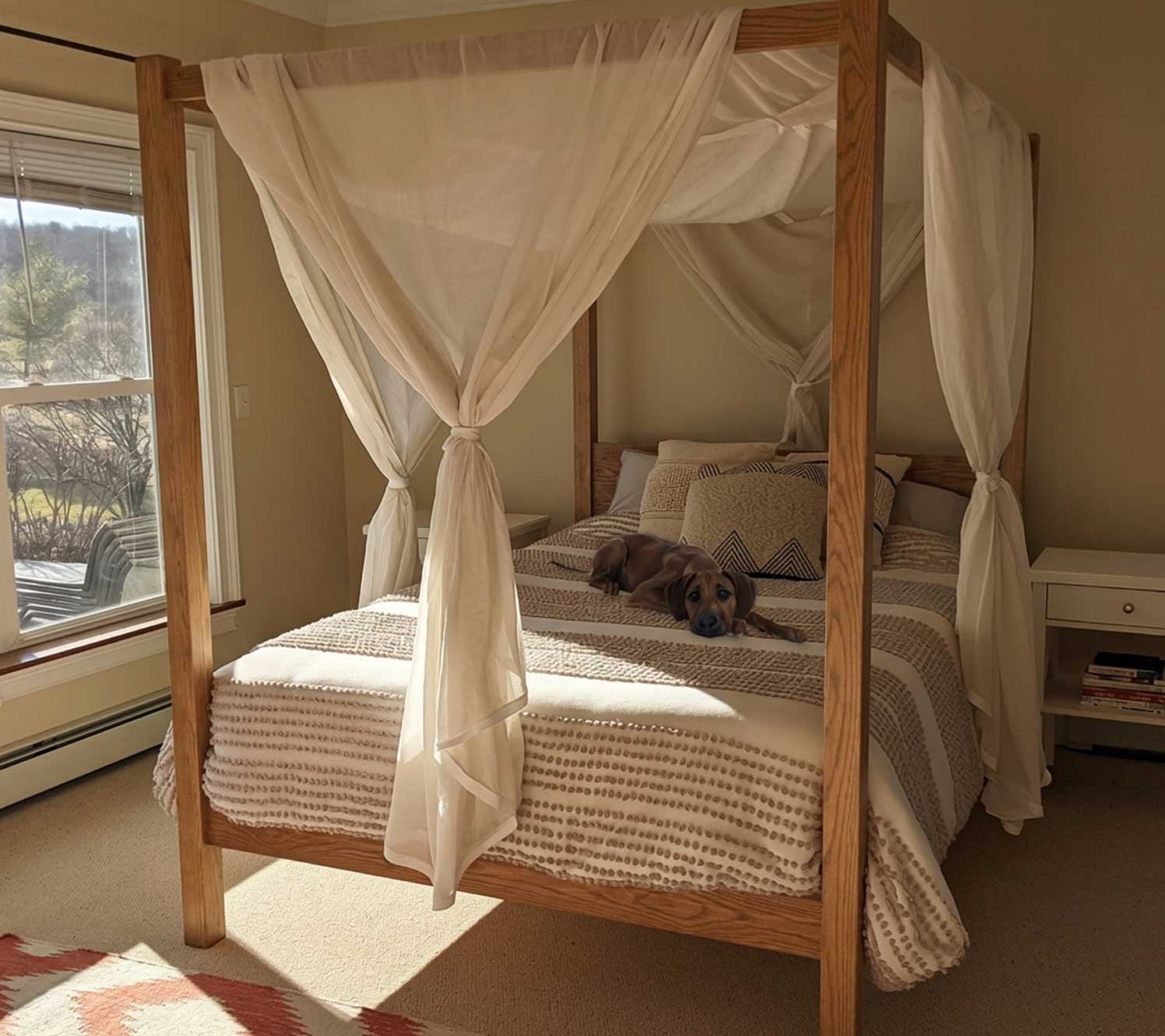 incorporation de bois naturel dans des idées de design noir et crème.