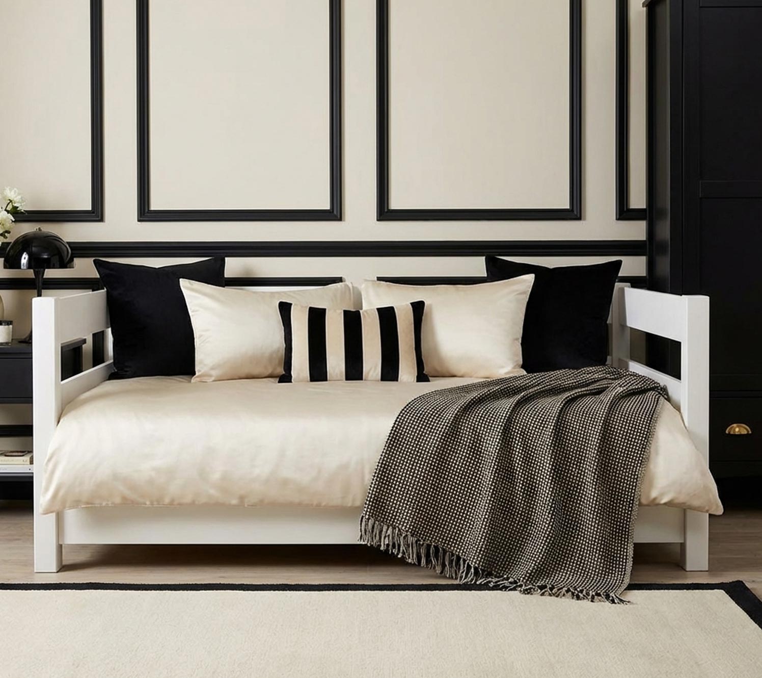 Finitions mates et brillantes pour le style d'une chambre noir et crème