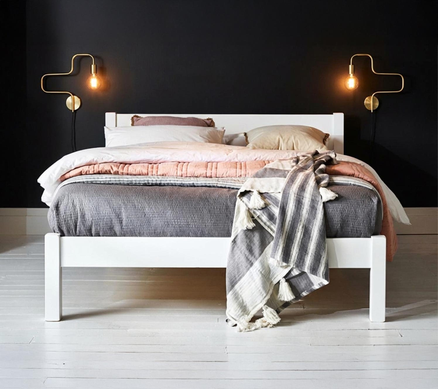 Éclairage métallique dans les designs de chambre noir et or
