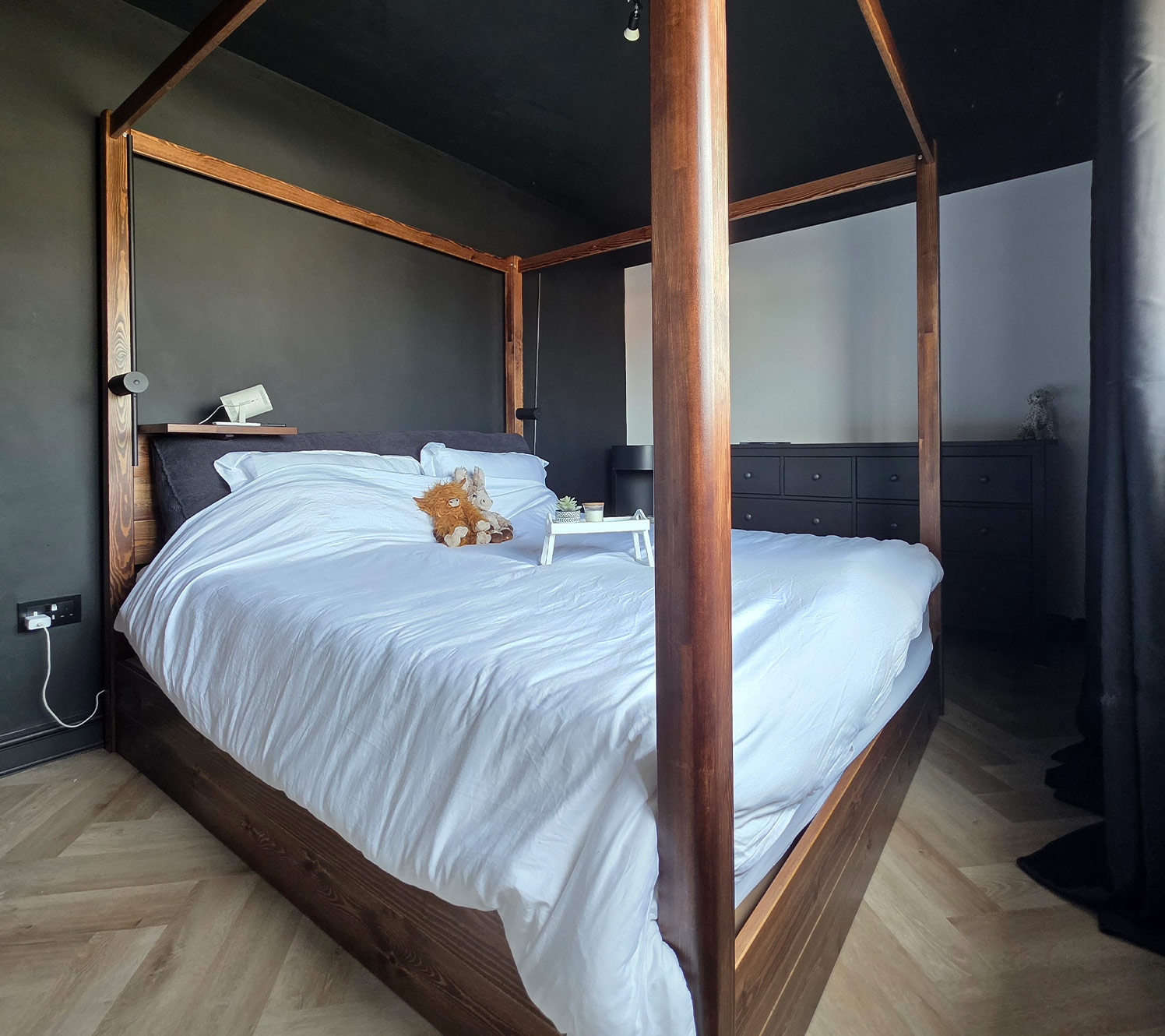 Sol sombre et styles de chambre noir et or
