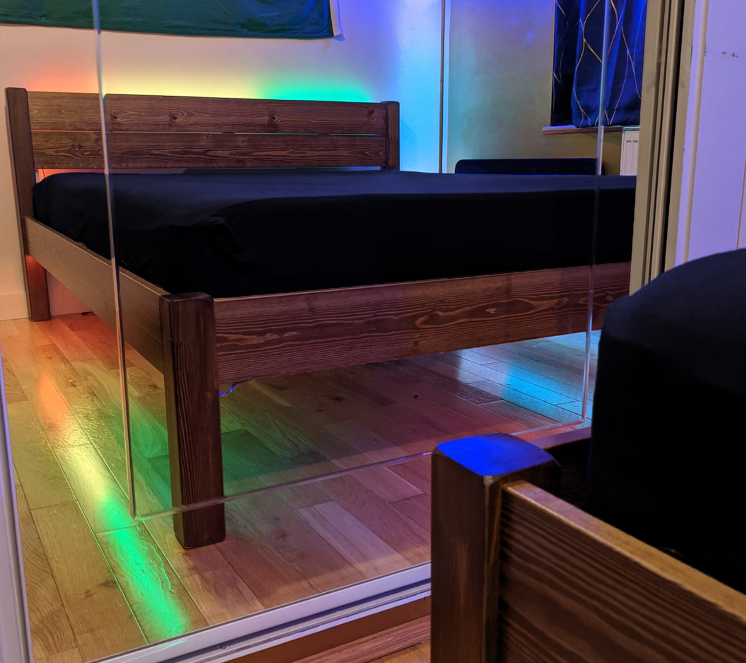 Éclairage par zones dans une chambre noir et or