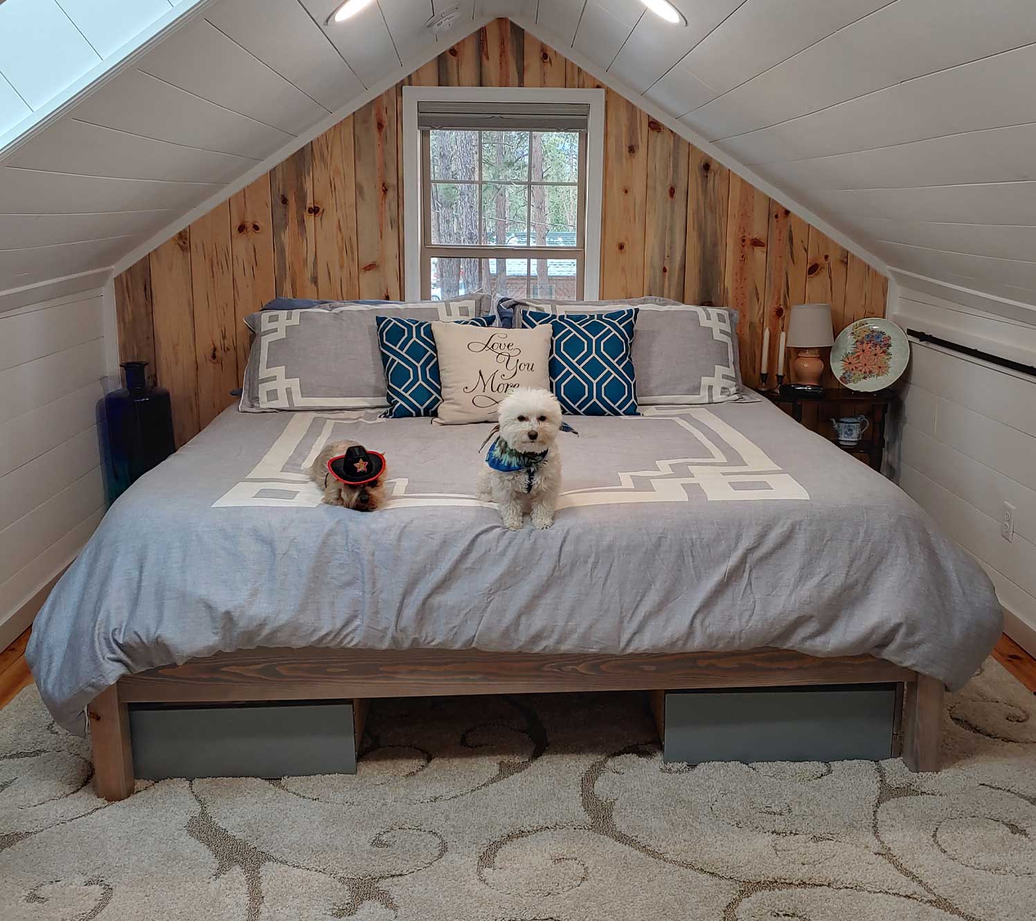 Chambre grise À associer avec du bois chaud