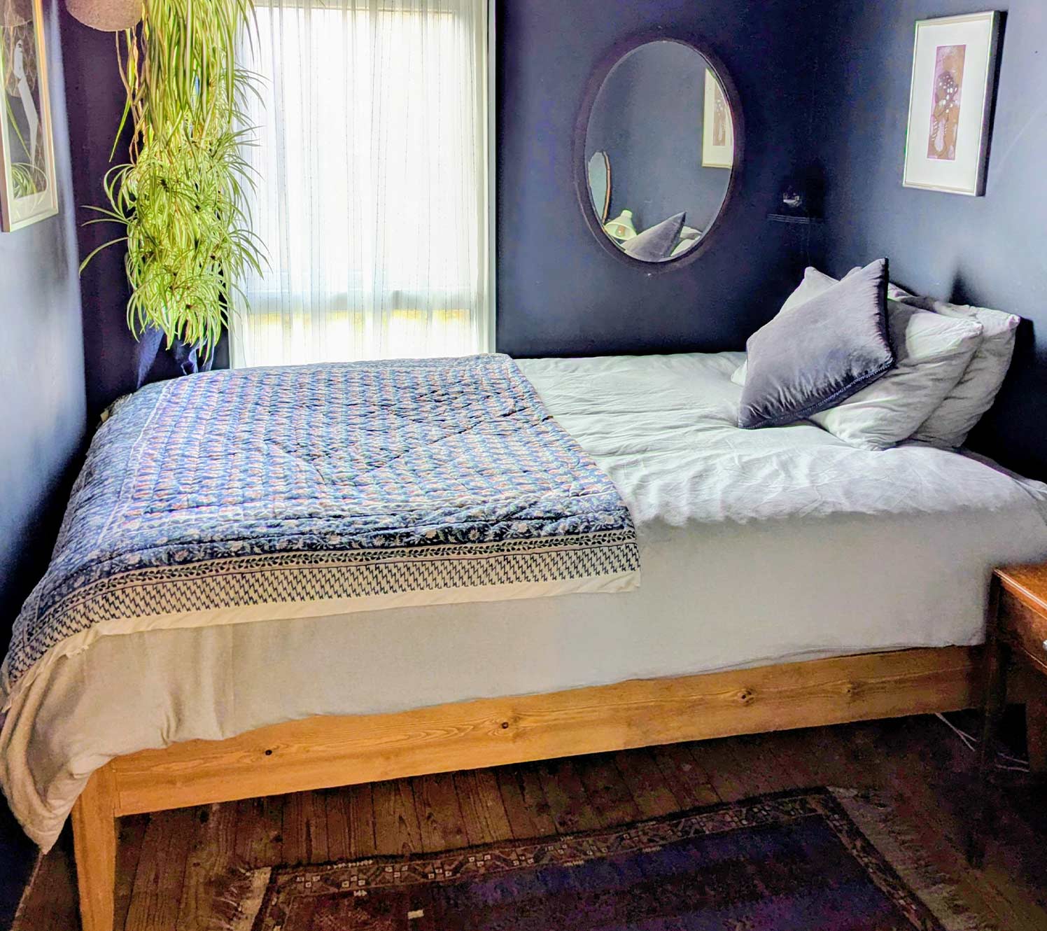 Idées de décoration pour une chambre étroite en longueur avec des miroirs