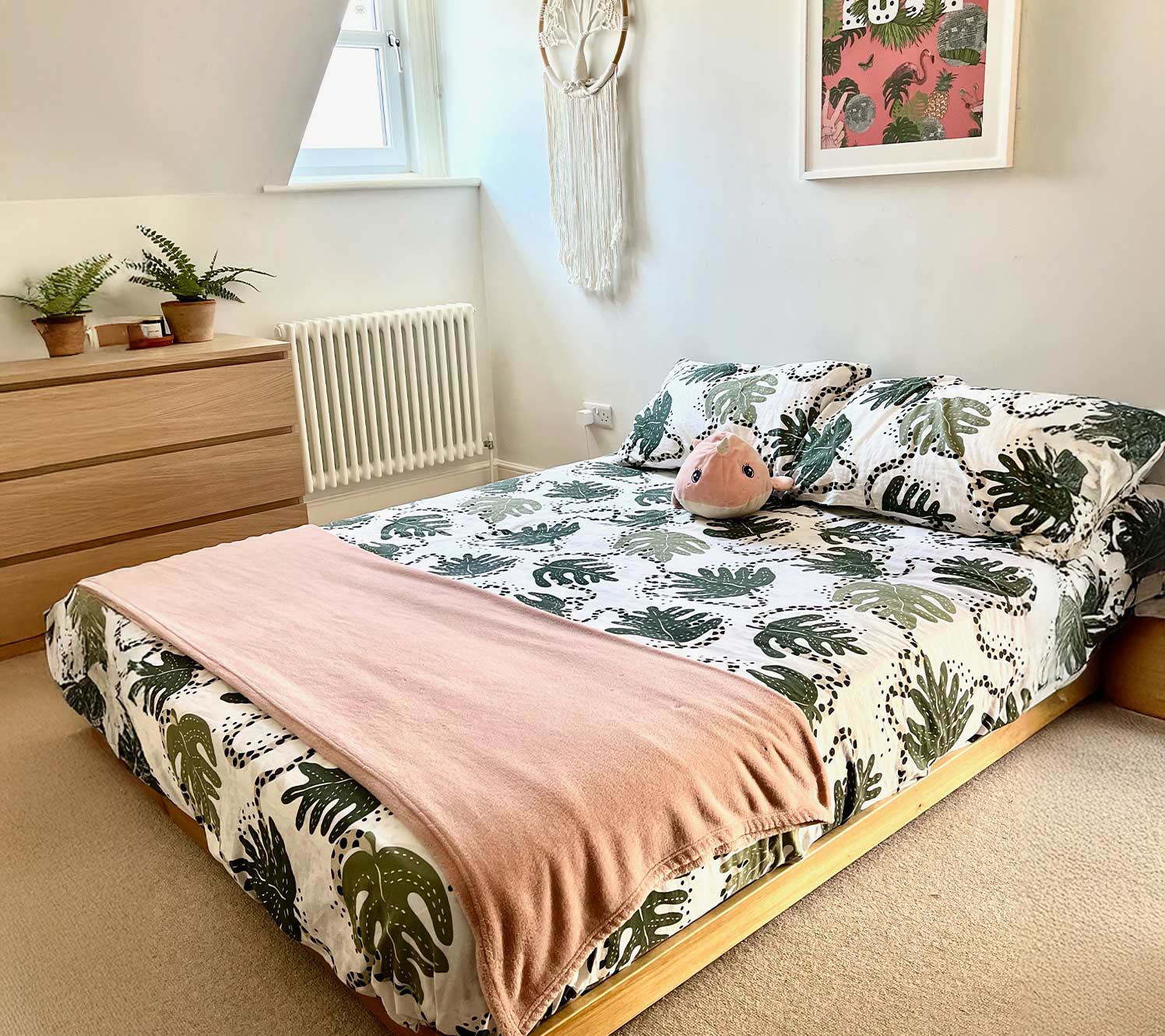 Idées de décoration pour une chambre étroite en longueur avec des détails personnels