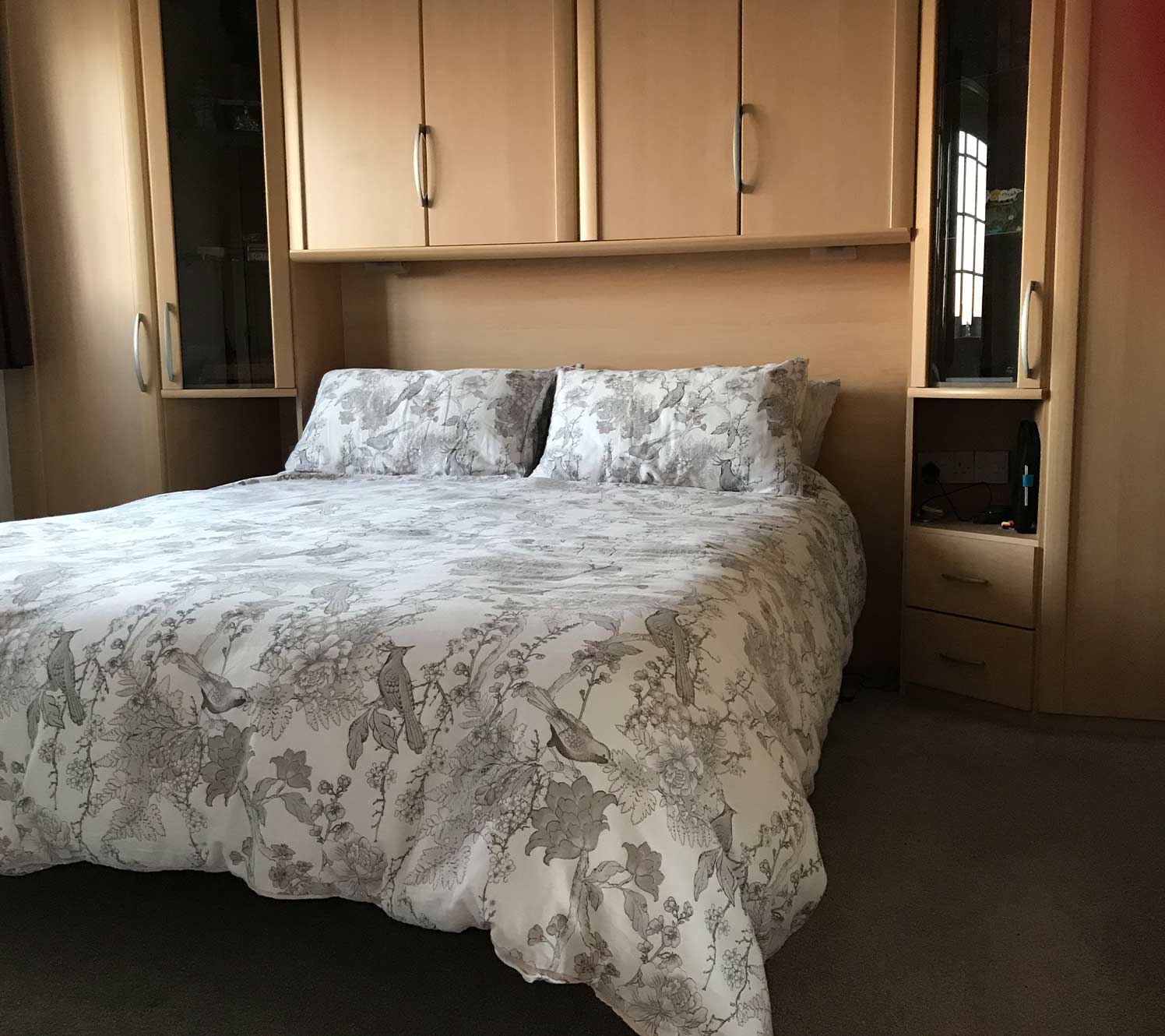 Rangement vertical pour chambres étroites