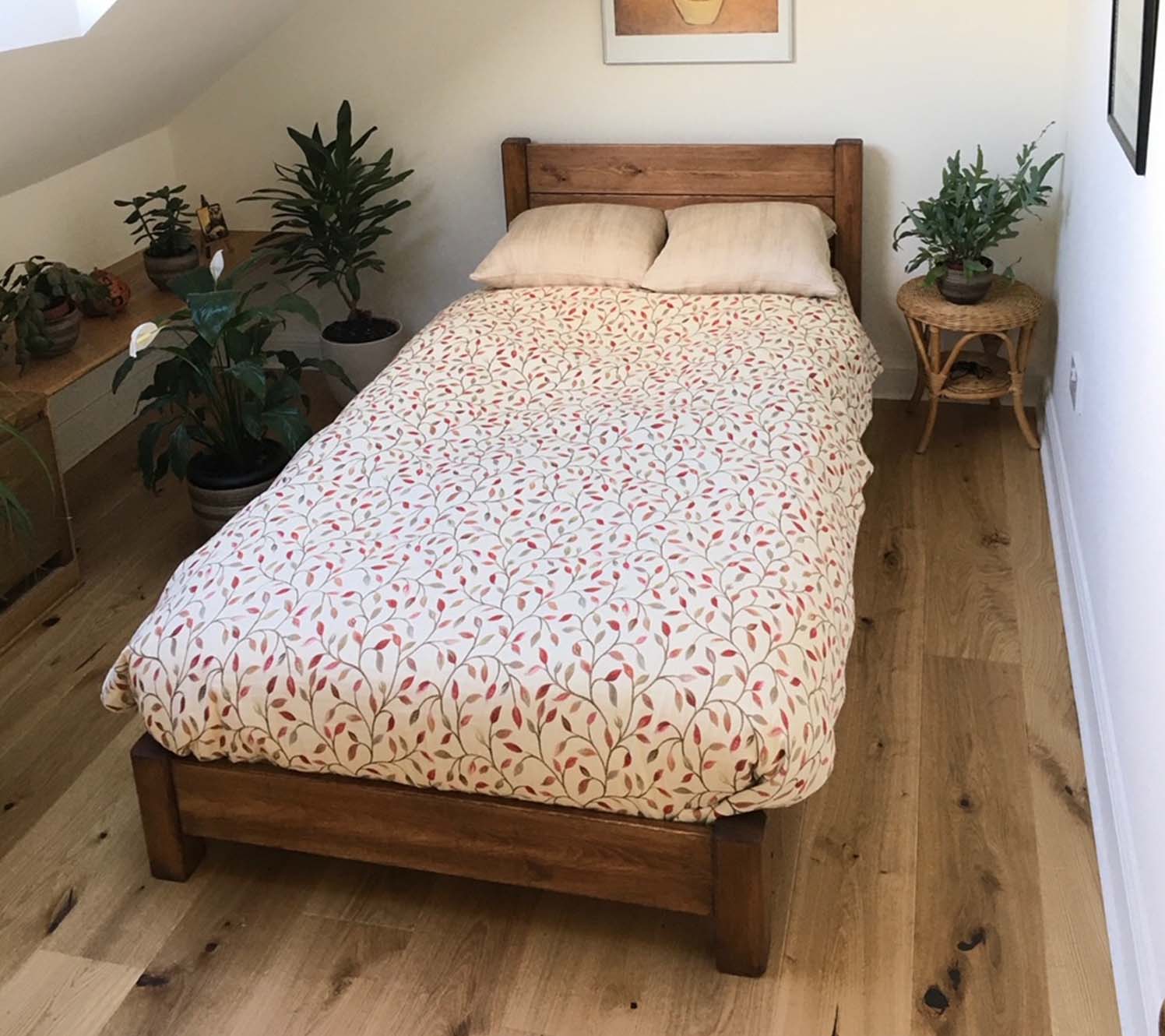 design de lit pour petite chambre : une structure naturelle sans poids visuel