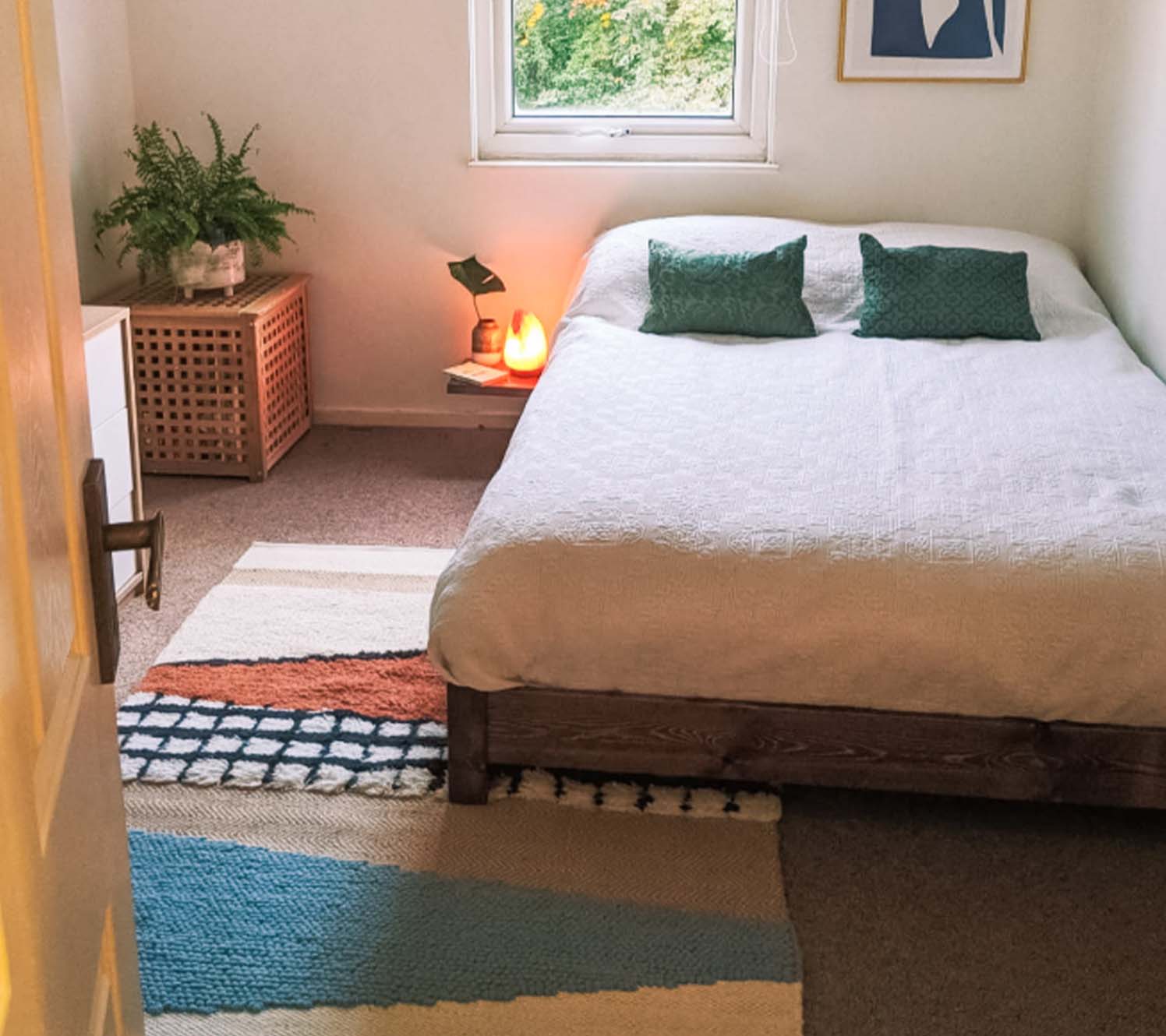 amenagement petite chambre : laissez le lit faire le plus gros du travail